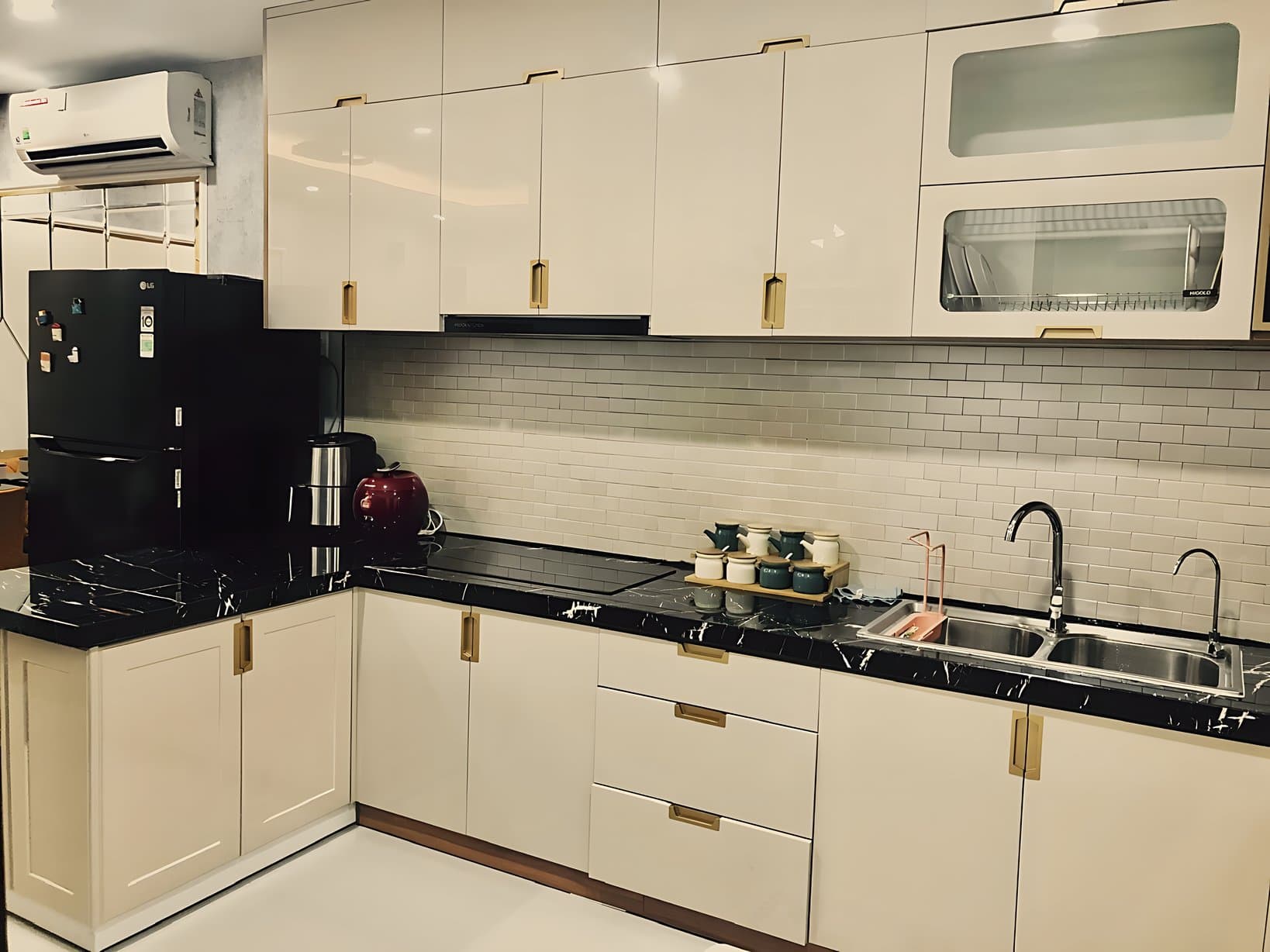 Bếp trắng bóng, mặt đá đen