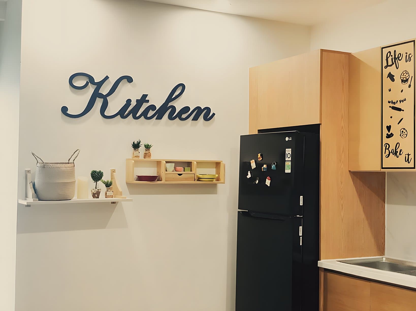 Góc bếp và kệ trang trí